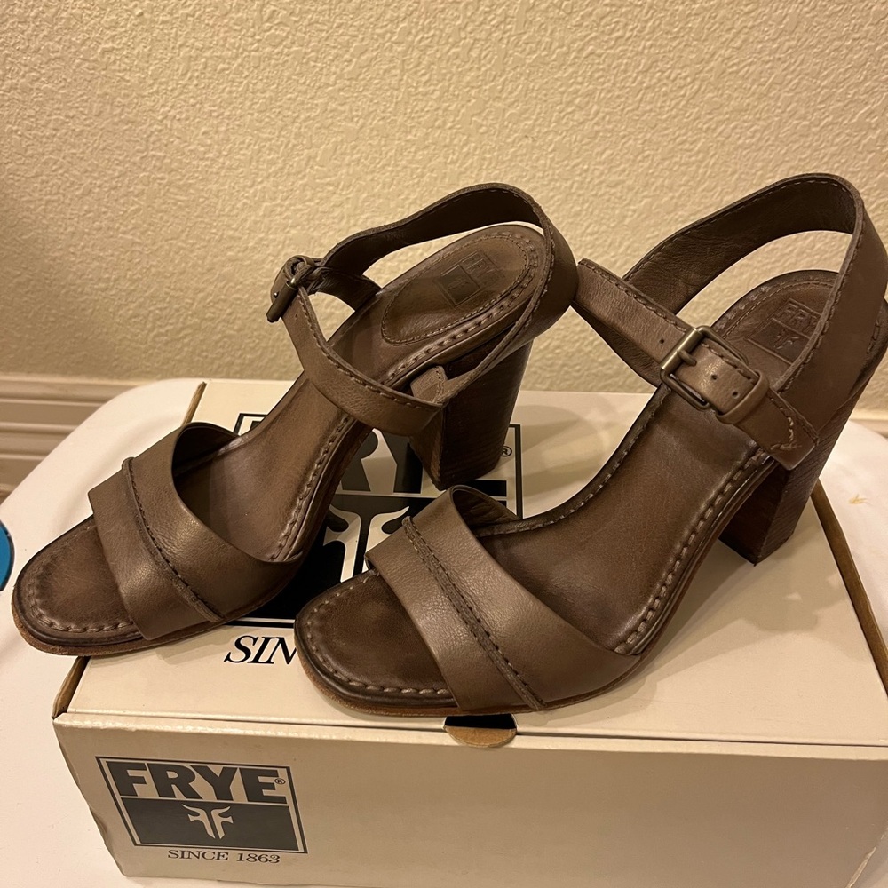 Frye Portia Leather Gray Sandal 10